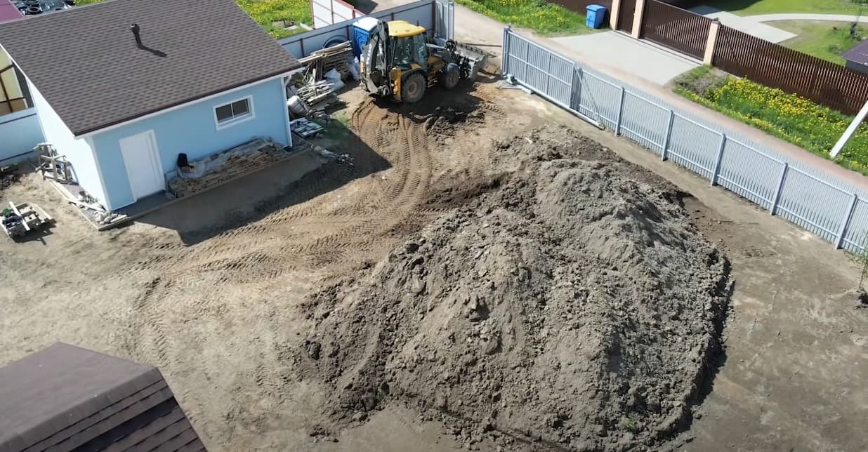 Работы на участке: планировка и грунт