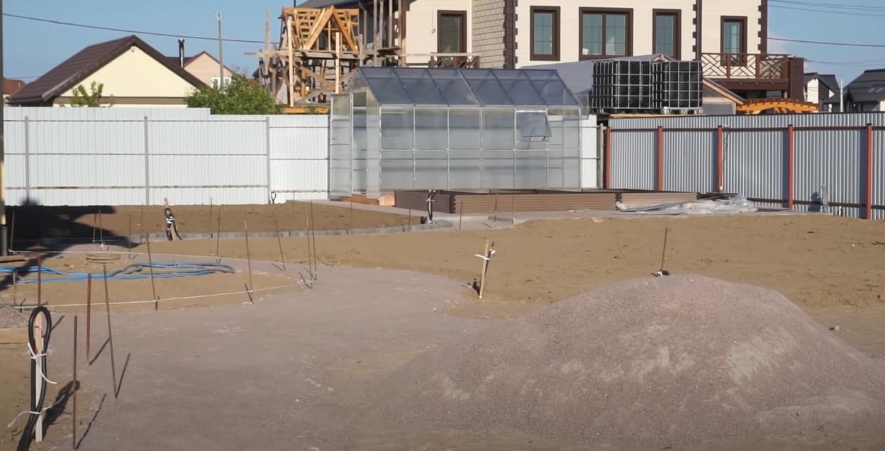 Коммуникации и мощение на участке