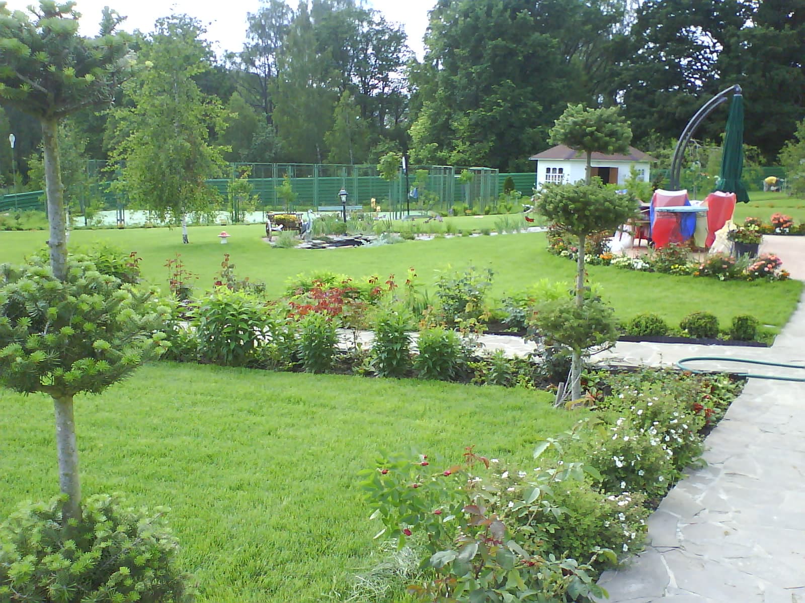 Лужайка с помощью рулонного газона