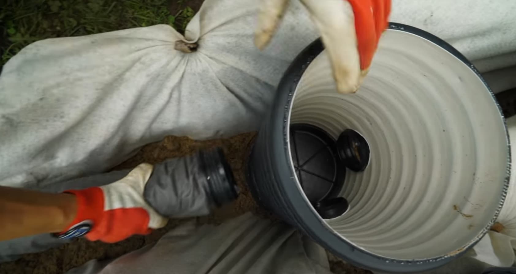 Устройство дренажной траншеи: щебень, труба, геотекстиль